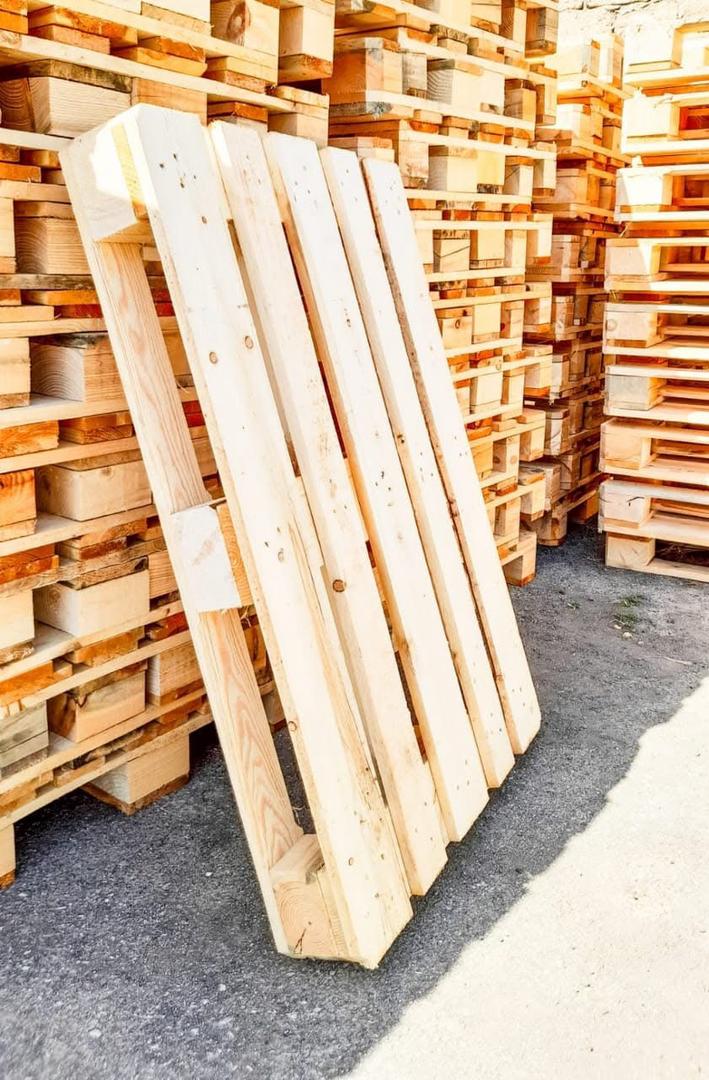 EPAL euro pallet in front of stacked pallets